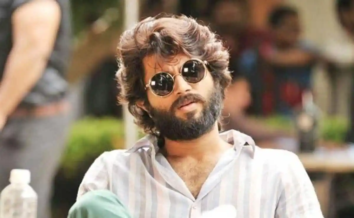 বিজয় দেবরকোন্ডার sunglasses পরা ছবি, হালকা হাসি ও স্টাইলিশ লুক. Channel i News - চ্যানেল আই নিউজ