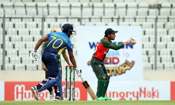 ক্রিকেট ম্যাচে ব্যাটসম্যান ও উইকেটরক্ষক খেলোয়াড়ের দৃশ্য. Channel i News - চ্যানেল আই নিউজ