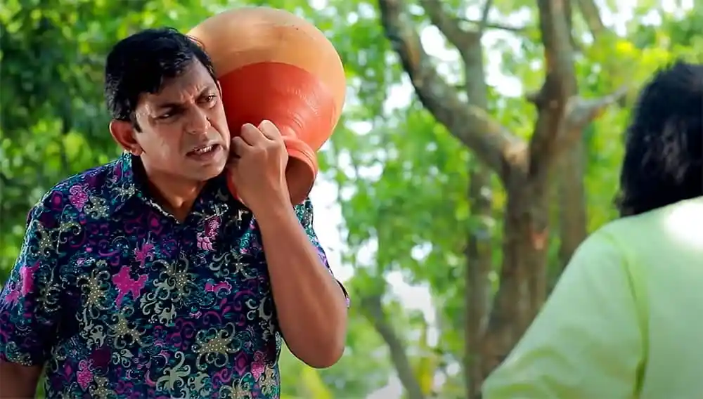 চঞ্চল ব্যক্তি বায়ুচড়া নিয়ে কথা বলছেন, প্রকৃতি পরিবেশের মাঝে. Channel i News - চ্যানেল আই নিউজ