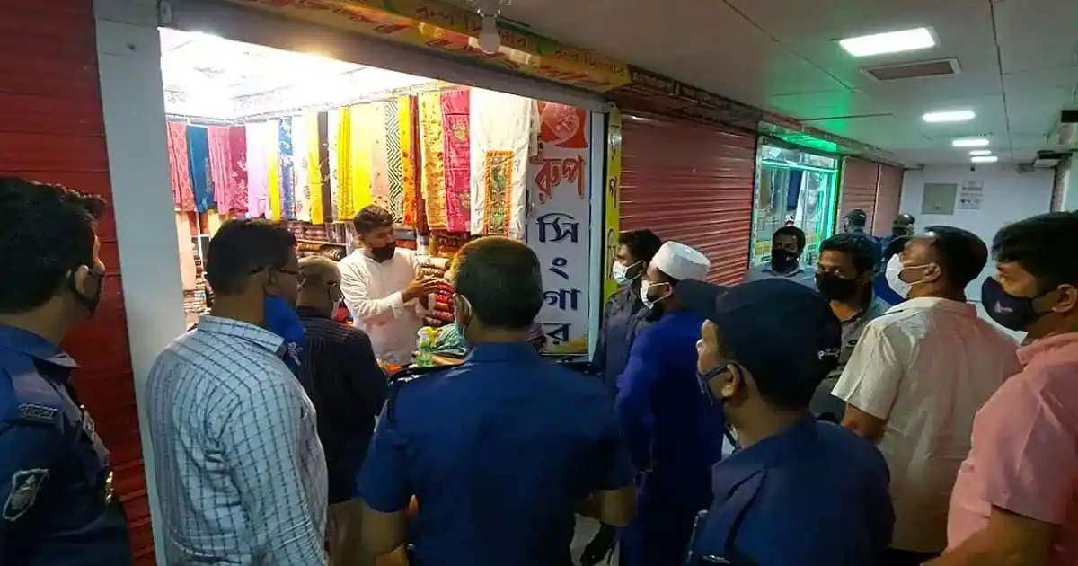 দোকান বন্ধের নির্দেশনা অমান্য করে রাতের বেলা দোকান খোলা রাখার জন্য জরিমানা করা হচ্ছে।. Channel i News - চ্যানেল আই নিউজ