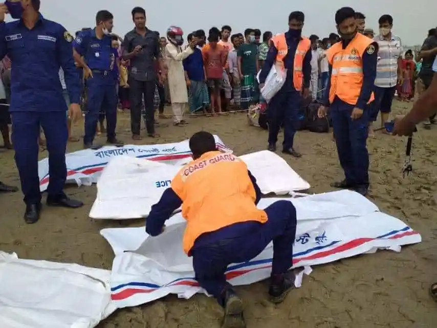 দুর্ঘটনায় নিহতের লাশের সৎকার, উদ্ধারকর্মীরা উপস্থিত. Channel i News - চ্যানেল আই নিউজ