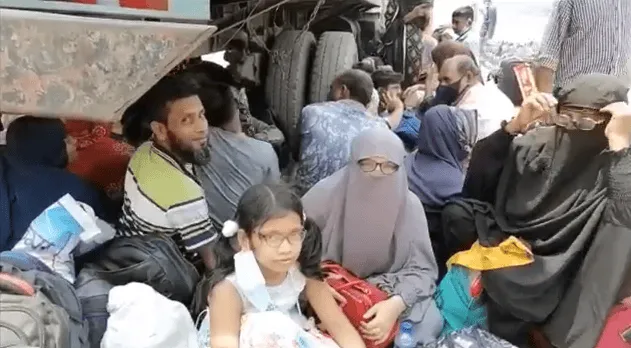 শিমুলিয়া ঘাটের প্রবেশমুখে যাত্রীরা অপেক্ষমাণ, পুলিশ ফিরিয়ে দিচ্ছে. Channel i News - চ্যানেল আই নিউজ