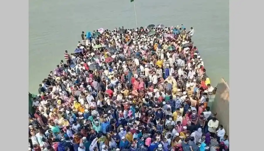জনপ্রতি ভিড়ের কারণে পাটুরিয়া-দৌলতদিয়া ফেরি চলাচল বন্ধ. Channel i News - চ্যানেল আই নিউজ
