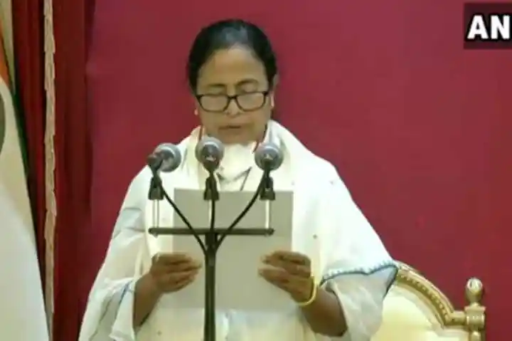 মমতা বন্দ্যোপাধ্যায় শপথ গ্রহণের সময়, বাংলার মুখ্যমন্ত্রী হিসেবে. Channel i News - চ্যানেল আই নিউজ