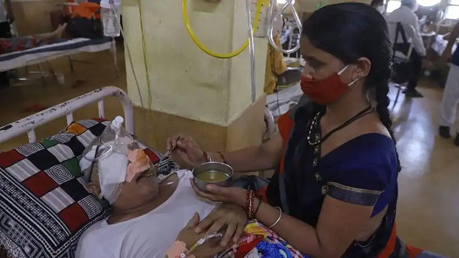 অসুস্থ রোগীর পাশে নার্স, হাসপাতালে চিকিৎসা চলমান. Channel i News - চ্যানেল আই নিউজ