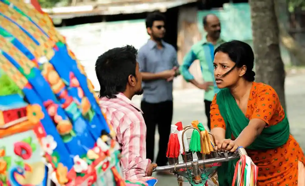 রিক্সা গার্লের সঙ্গে কথোপকথনে নারী ও পুরুষের দৃশ্য. Channel i News - চ্যানেল আই নিউজ