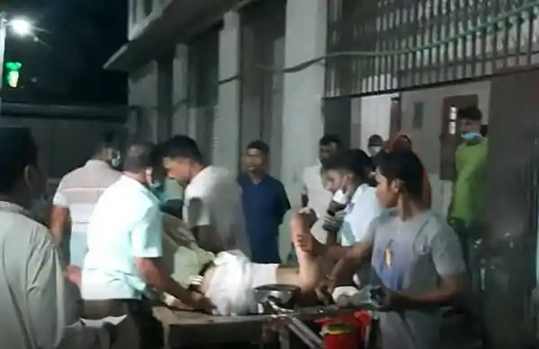 গুলিবিদ্ধ ব্যক্তিকে হাসপাতালে নিয়ে যাওয়া হচ্ছে, বেশ কয়েকজন চিকিৎসক ও স্বেচ্ছাসেবক উপস্থিত. Channel i News - চ্যানেল আই নিউজ