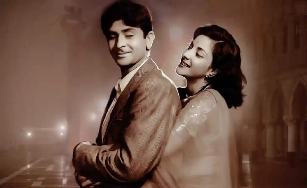 একটি প্রেমিক ও প্রেমিকা হাসিমুখে একসঙ্গে দাঁড়িয়ে আছেন. Channel i News - চ্যানেল আই নিউজ