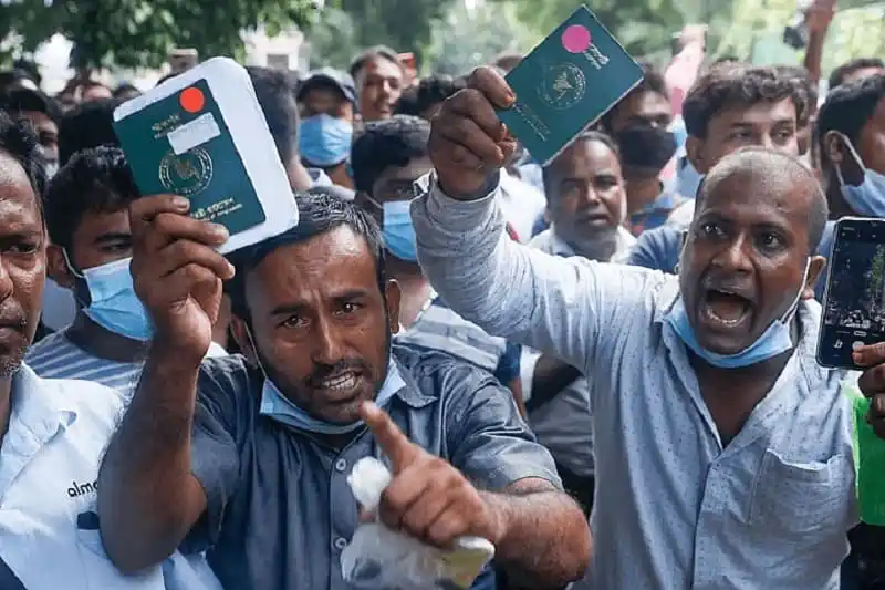 বাংলাদেশি শ্রমিকরা কোয়ারেন্টিনে আর্থিক সহায়তার জন্য বিক্ষোভ করছে. Channel i News - চ্যানেল আই নিউজ