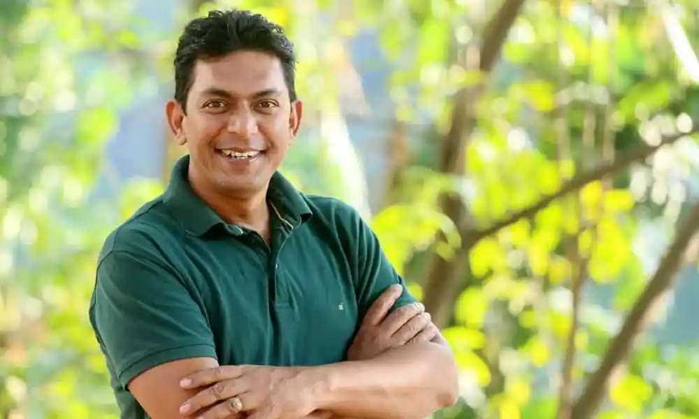 আনন্দিত যুবক প্রকৃতি পরিবেশে হাসিমুখে. Channel i News - চ্যানেল আই নিউজ