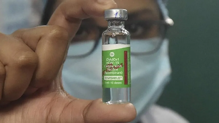 সেরাম ভ্যাকসিনের বোতল হাতে ধরা একজন স্বাস্থ্যকর্মী. Channel i News - চ্যানেল আই নিউজ