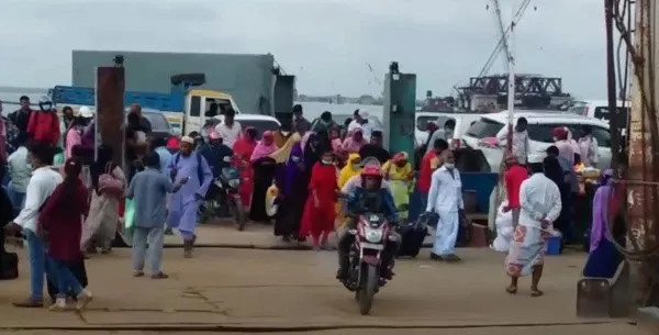 শিমুলিয়া ঘাটে রাজধানীমুখী যাত্রীদের ভিড়, ট্রাক ও যানবাহন পারাপার।. Channel i News - চ্যানেল আই নিউজ