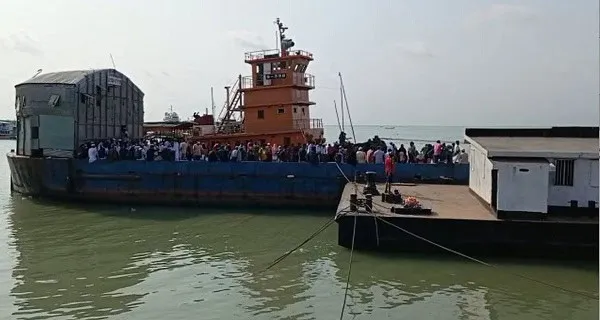 শিমুলিয়া ঘাটে আজও রাজধানীমুখী যাত্রীদের ভিড়. Channel i News - চ্যানেল আই নিউজ