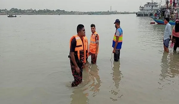 পদ্মায় স্পিডবোট দুর্ঘটনায় উদ্ধারকর্মীরা পানিতে অবস্থান করছেন. Channel i News - চ্যানেল আই নিউজ