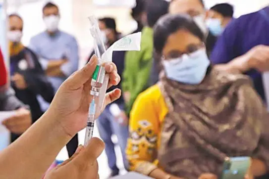 শিক্ষার্থীদের জন্য টিকা নেওয়ার জন্য ভ্যাকসিন সেশনের ছবি. Channel i News - চ্যানেল আই নিউজ