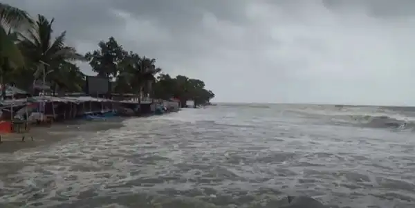 উপকূলের সৈকত ও ভাঙা বাঁধের ছবি, ইয়াসের প্রভাবে জলাবদ্ধতা. Channel i News - চ্যানেল আই নিউজ