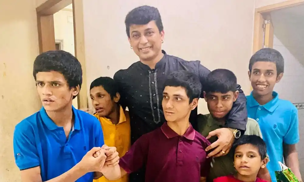 জায়েদ খান অনাথ আশ্রমে ঈদ আড্ডায় শিশুদের সঙ্গে হাসিমুখে. Channel i News - চ্যানেল আই নিউজ