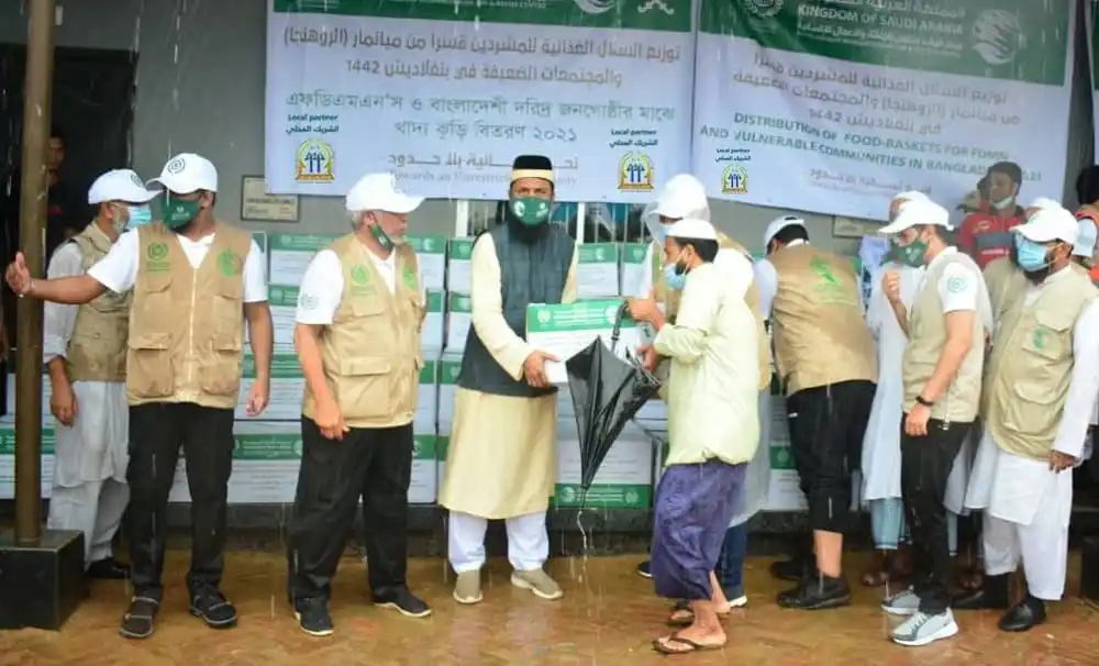 সৌদি সরকারের খাদ্য বিতরণ কর্মসূচিতে রোহিঙ্গা ও স্থানীয়রা অংশগ্রহণ করছে।. Channel i News - চ্যানেল আই নিউজ