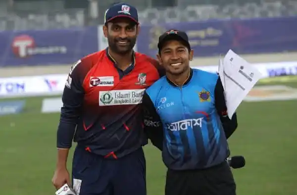 বাংলাদেশ ও ভারতের ক্রিকেটাররা মাঠে হাসিমুখে একসঙ্গে ছবি তুলছেন. Channel i News - চ্যানেল আই নিউজ
