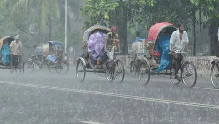 বৃষ্টির সময় রিকশা ও সাইকেল চালকদের ছবি, ঢাকার রাস্তা. Channel i News - চ্যানেল আই নিউজ