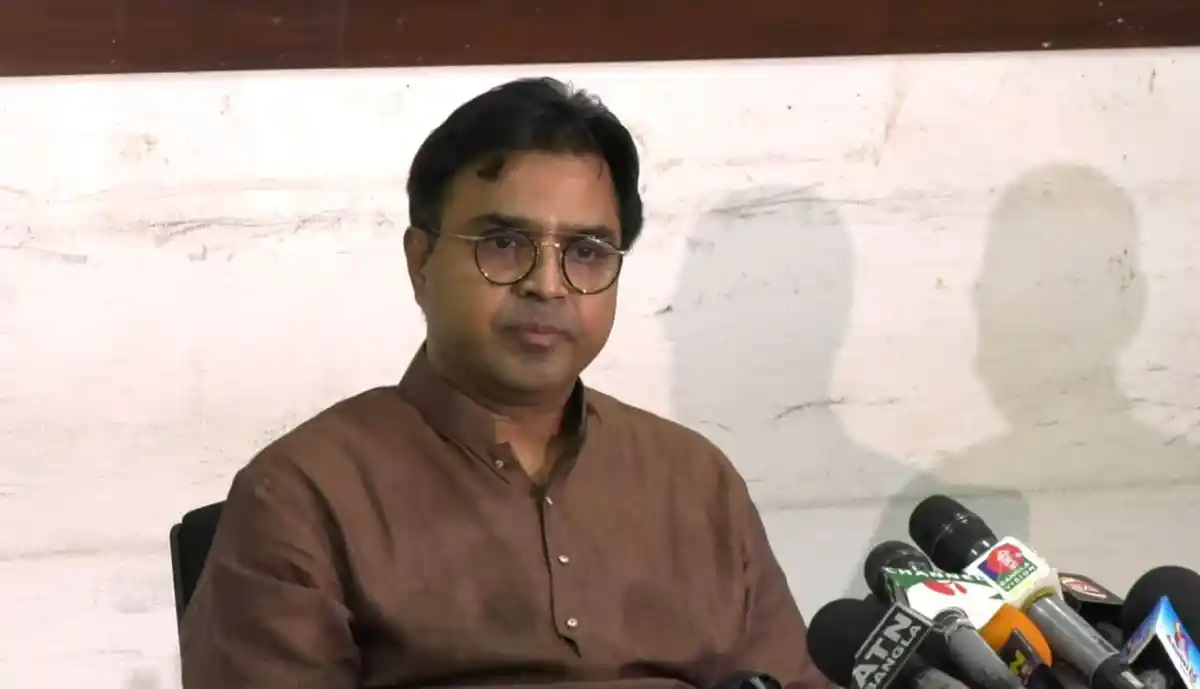 বাংলাদেশের একজন নেতা সাংবাদিকদের প্রশ্নের উত্তর দিচ্ছেন. Channel i News - চ্যানেল আই নিউজ