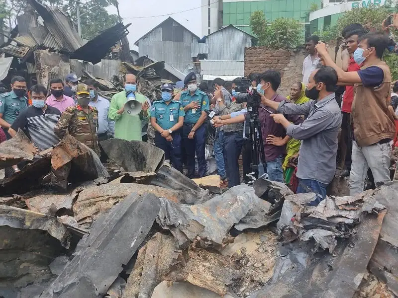 অগ্নিকাণ্ডের ক্ষতিগ্রস্ত সাততলা বস্তির দৃশ্য, স্থানীয়রা ও প্রশাসন উপস্থিত. Channel i News - চ্যানেল আই নিউজ