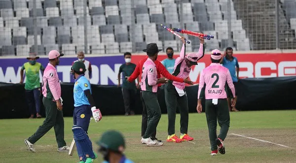 বাংলাদেশ ক্রিকেট দলের নারী সদস্যরা মাঠে আনন্দের সাথে উদযাপন করছে।. Channel i News - চ্যানেল আই নিউজ