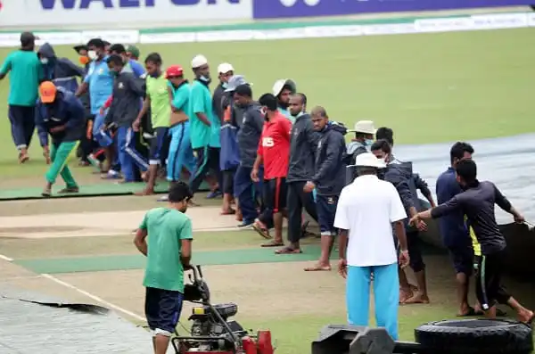 বৃষ্টির কারণে মাঠে খেলোয়াড় ও কর্মকর্তাদের উপস্থিতি. Channel i News - চ্যানেল আই নিউজ