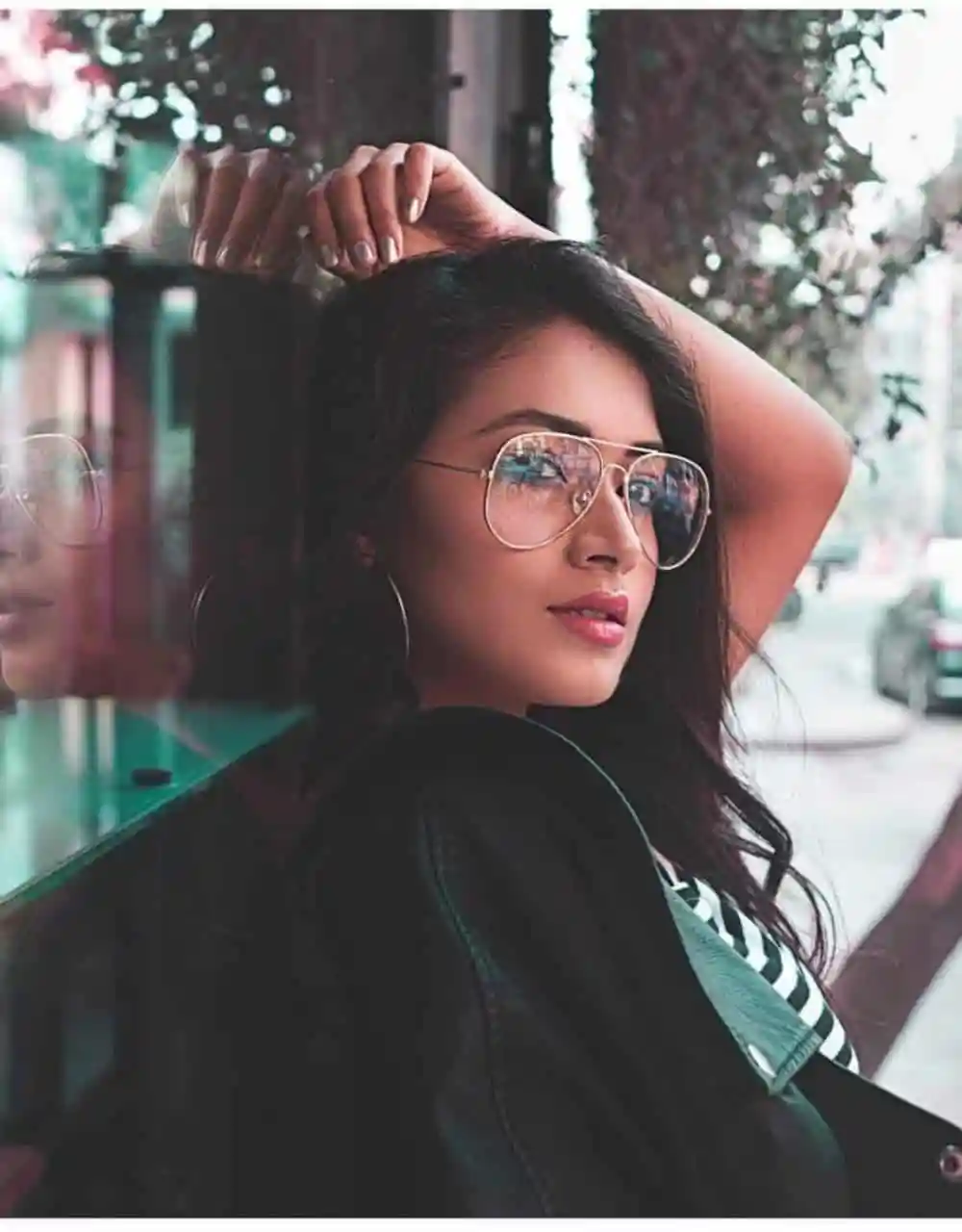 স্টাইলিশ তরুণী গ্লাসে চোখ রেখে শহুরে পরিবেশে ছবি তুলছেন. Channel i News - চ্যানেল আই নিউজ