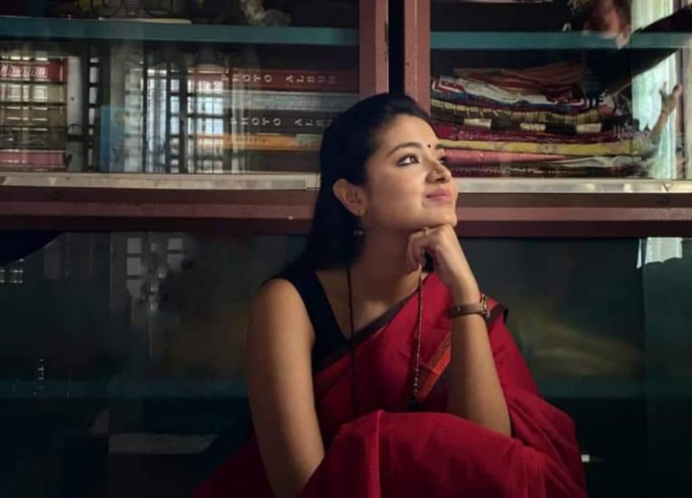 বইয়ের দোকানে বসে ভাবুক তরুণী, শান্ত ও contemplative mood. Channel i News - চ্যানেল আই নিউজ