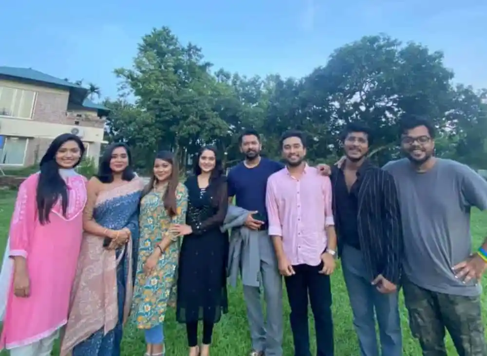 স্মার্ট তরুণরা সুন্দর প্রকৃতির মাঝে হাসিমুখে ছবি তুলছে. Channel i News - চ্যানেল আই নিউজ