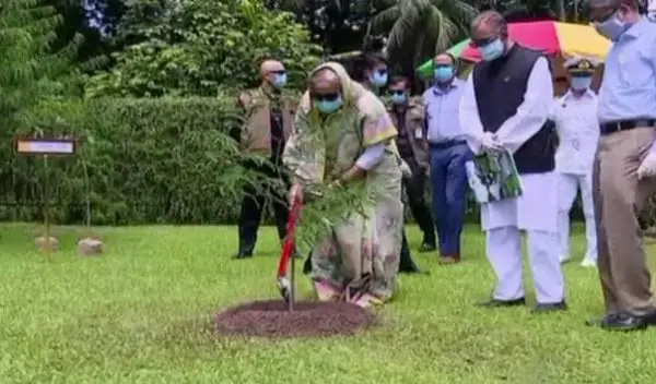 প্রধানমন্ত্রী বৃক্ষরোপণ কর্মসূচিতে অংশগ্রহণ করেন. Channel i News - চ্যানেল আই নিউজ