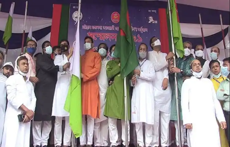 চট্টগ্রাম মহানগর স্বেচ্ছাসেবক লীগের সম্মেলনে নেতাকর্মীরা পতাকা হাতে উপস্থিত. Channel i News - চ্যানেল আই নিউজ