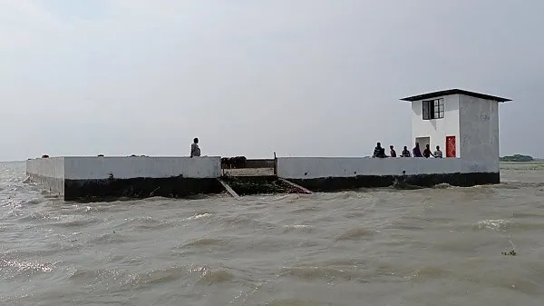 নৌকা ও মানুষসহ আধুনিক কিল্লা স্থাপনা নদীতে অবস্থিত. Channel i News - চ্যানেল আই নিউজ