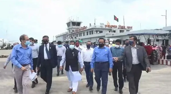 নৌবন্দরে কর্মকর্তাদের সঙ্গে পর্যটন কেন্দ্রের কর্মকর্তারা আলোচনা করছেন।. Channel i News - চ্যানেল আই নিউজ