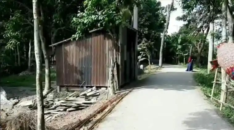 মাদারীপুরে গণধোলাইয়ে নিহত একজনের বাড়ির সামনে রাস্তা ও গেট. Channel i News - চ্যানেল আই নিউজ