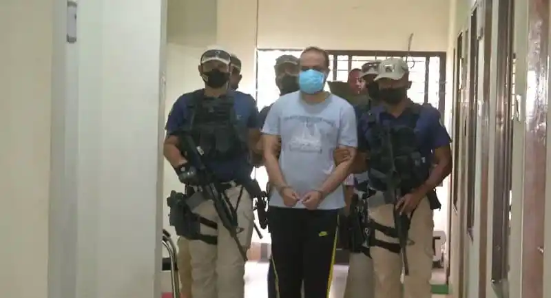 চট্টগ্রাম থেকে আইটি জঙ্গি গ্রেপ্তার, পুলিশ সদস্যরা escorting suspect. Channel i News - চ্যানেল আই নিউজ