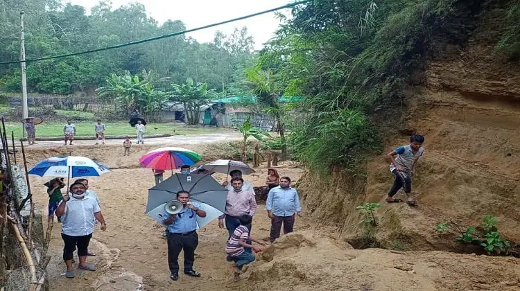 শিশুরা পাখির ছানা ধরতে গিয়ে পাহাড়ে উঠছে. Channel i News - চ্যানেল আই নিউজ