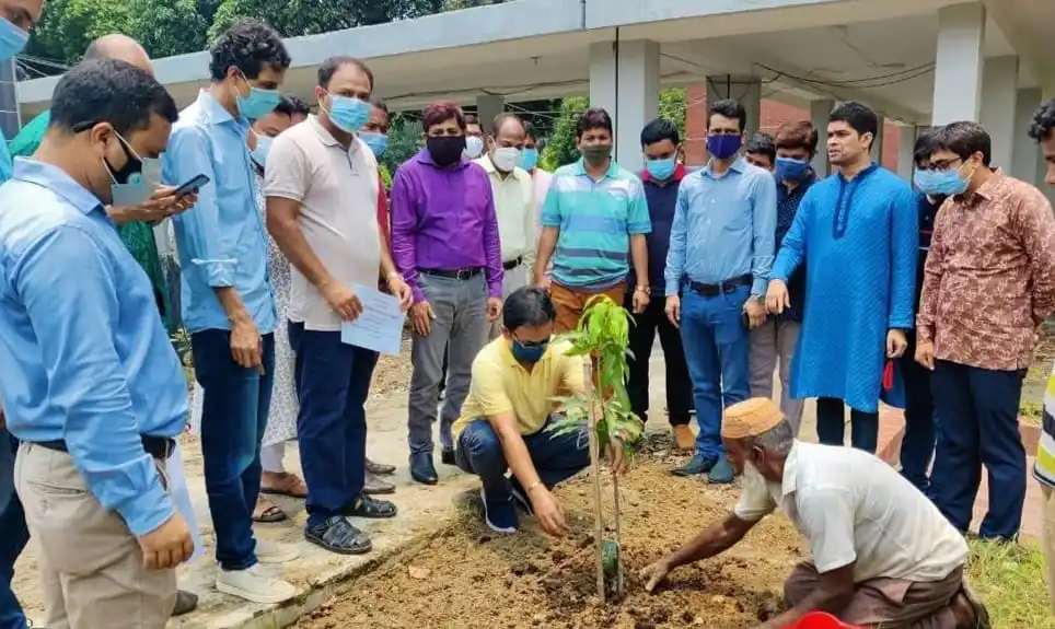 বৃক্ষরোপণ কর্মসূচিতে অংশগ্রহণকারী ব্যক্তিরা পরিবেশের জন্য গাছ লাগাচ্ছেন. Channel i News - চ্যানেল আই নিউজ
