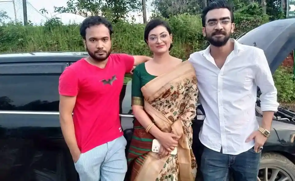 তিনজন বন্ধু একসাথে দাঁড়িয়ে, হাসিমুখে ছবি তুলছেন. Channel i News - চ্যানেল আই নিউজ
