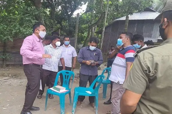 জনপ্রতিনিধি ও কর্মকর্তাদের সঙ্গে আলোচনা করছে পুলিশ ও স্থানীয়রা. Channel i News - চ্যানেল আই নিউজ