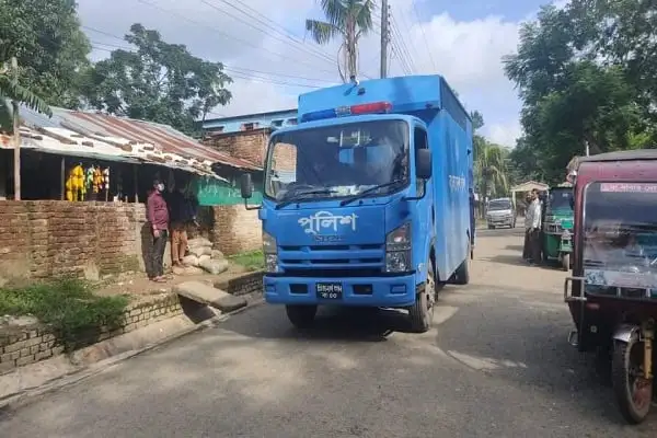 বাংলাদেশের কক্সবাজারে পুলিশি ট্রাক রাস্তার মাঝখানে চলাচল করছে।. Channel i News - চ্যানেল আই নিউজ