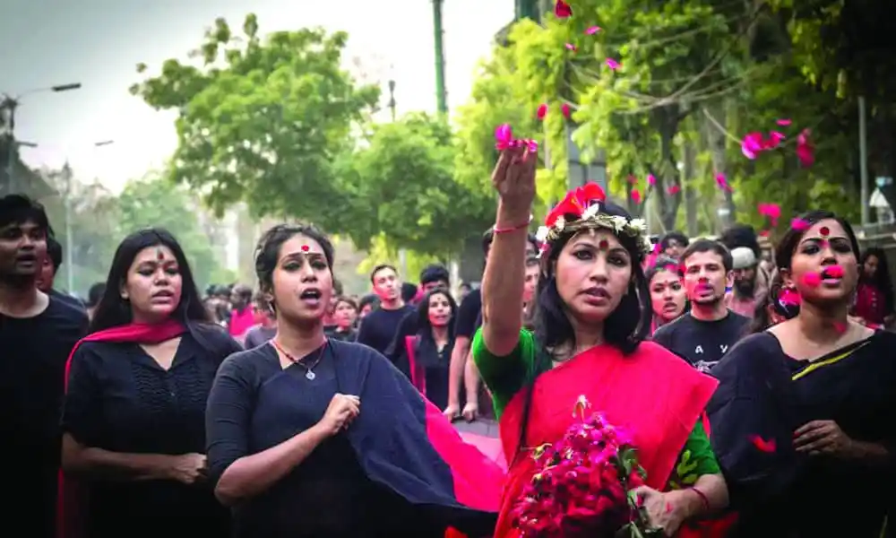 বিক্ষোভকারীরা রাস্তায় দাঁড়িয়ে প্রতিবাদ জানাচ্ছেন. Channel i News - চ্যানেল আই নিউজ
