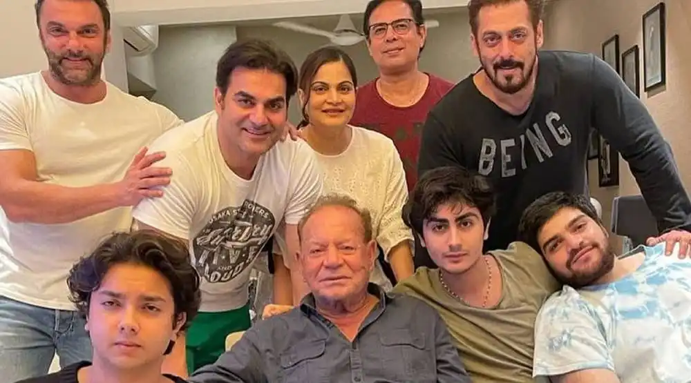 একটি পরিবারের বা বন্ধুত্বপূর্ণ দলের ছবি, সবাই হাসছে ও একসাথে দাঁড়িয়ে. Channel i News - চ্যানেল আই নিউজ