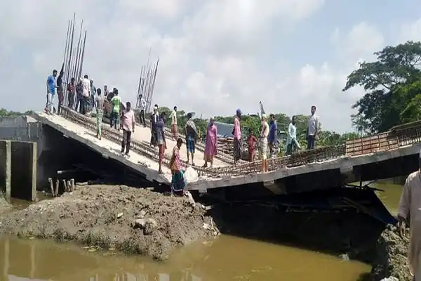 নির্মাণাধীন সেতুর গার্ডার ভেঙে খালে, ঠিকাদারের লোকজন পালিয়েছে. Channel i News - চ্যানেল আই নিউজ