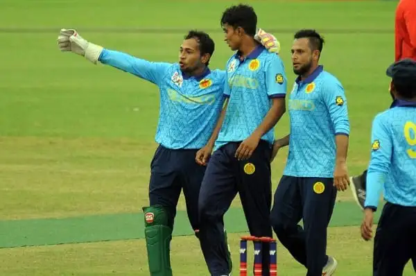 বাংলাদেশ ক্রিকেটাররা মাঠে প্রস্তুত, একে অপরের সাথে আলোচনা করছে. Channel i News - চ্যানেল আই নিউজ