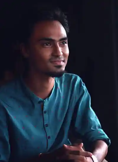 বাংলাদেশি যুবক গুপী বাঘা সিনেমার দুই ছবির জন্য প্রস্তুত. Channel i News - চ্যানেল আই নিউজ