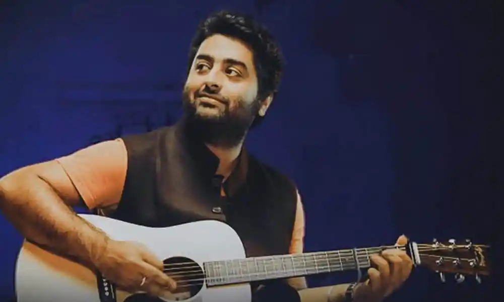 অরিজিত ফেসবুক কনসার্টে গিটার বাজাচ্ছেন, বাংলার জনপ্রিয় সংগীতশিল্পী. Channel i News - চ্যানেল আই নিউজ