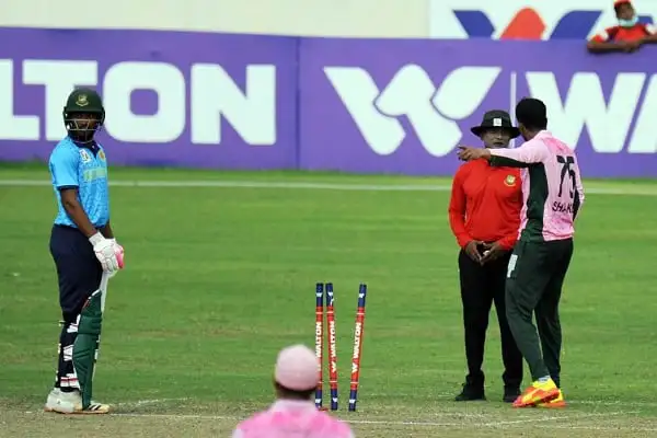 ক্রিকেট মাঠে আম্পায়ার ও খেলোয়াড়ের মধ্যে আলোচনা চলছে. Channel i News - চ্যানেল আই নিউজ