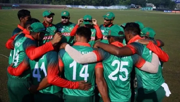 বাংলাদেশ ক্রিকেট দল মাঠে প্রস্তুতি নিচ্ছে, খেলোয়াড়রা একত্রিত হয়ে আলোচনা করছে. Channel i News - চ্যানেল আই নিউজ